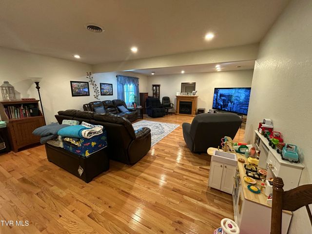 131 Southwest Beverly Avenue, Wise, VA 24293