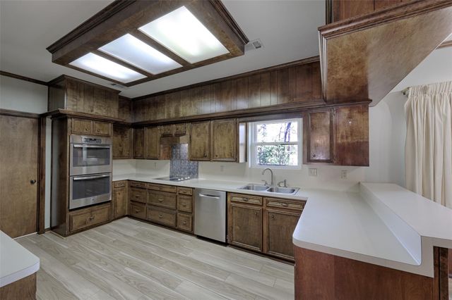 108 Rolling Hills Drive, Conroe, TX 77304