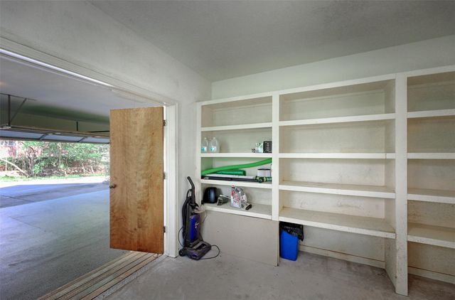 108 Rolling Hills Drive, Conroe, TX 77304