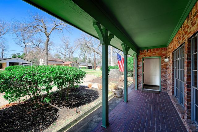 108 Rolling Hills Drive, Conroe, TX 77304