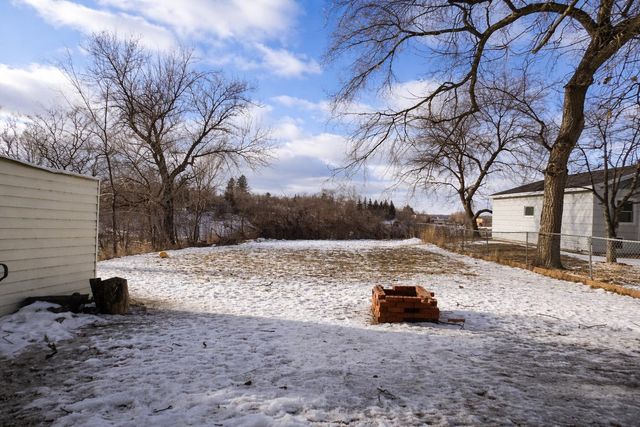 804 Beacon St SW, Minot, ND 58701