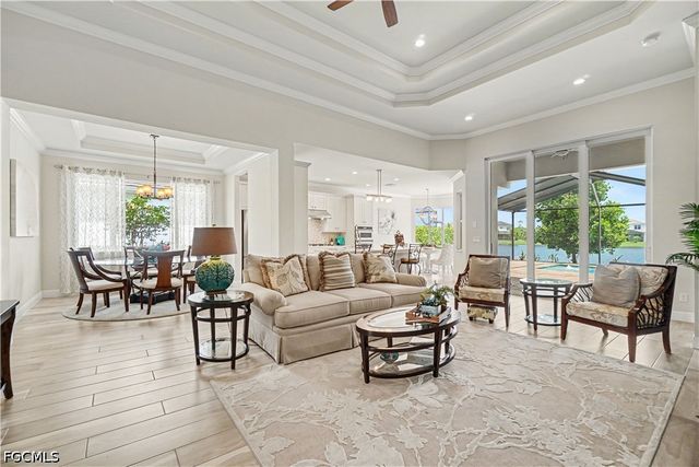 9062 Montserrat DR, Naples, FL 34114