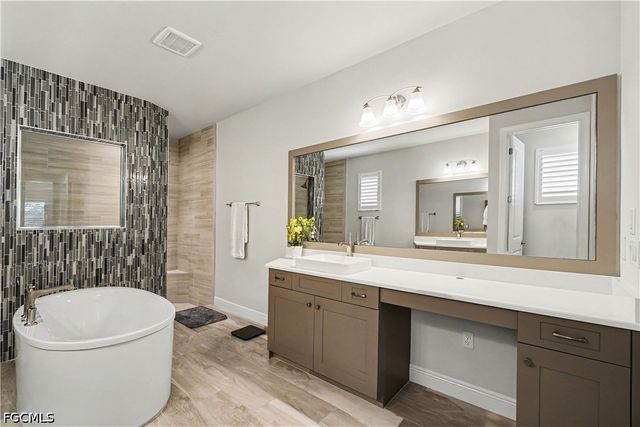 9062 Montserrat DR, Naples, FL 34114
