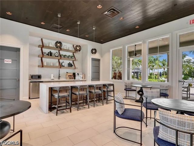 9062 Montserrat DR, Naples, FL 34114