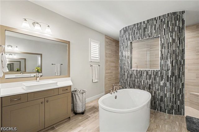 9062 Montserrat DR, Naples, FL 34114