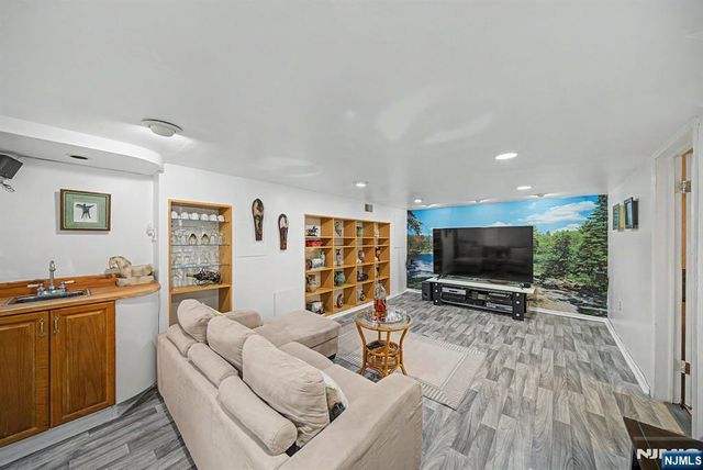 26 Day Avenue, Tenafly, NJ 07670