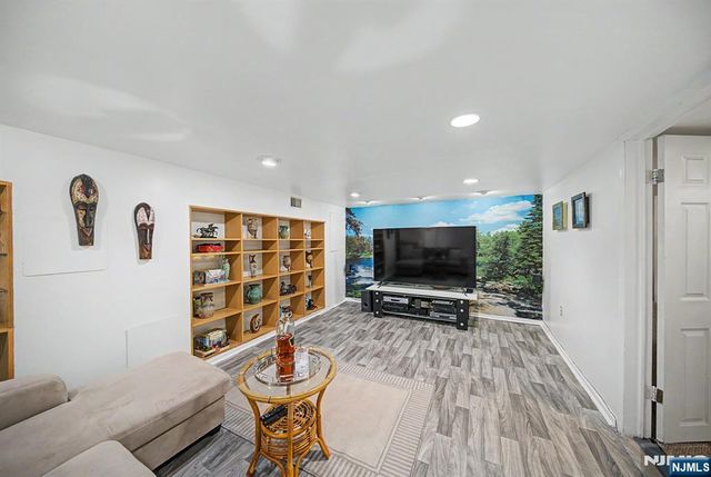 26 Day Avenue, Tenafly, NJ 07670