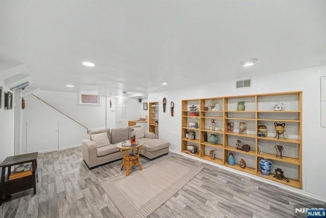 26 Day Avenue, Tenafly, NJ 07670