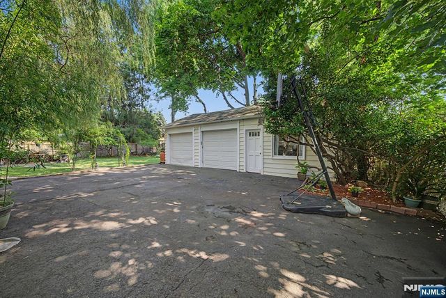 26 Day Avenue, Tenafly, NJ 07670