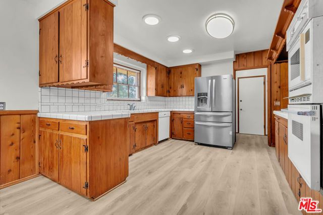 9322 Lasaine Avenue, Los Angeles, CA 91325