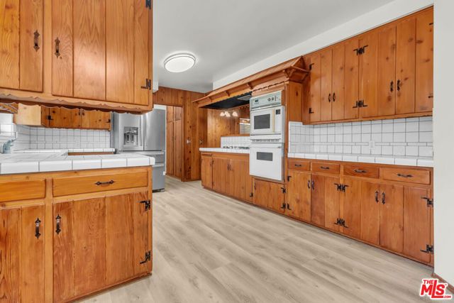 9322 Lasaine Avenue, Los Angeles, CA 91325
