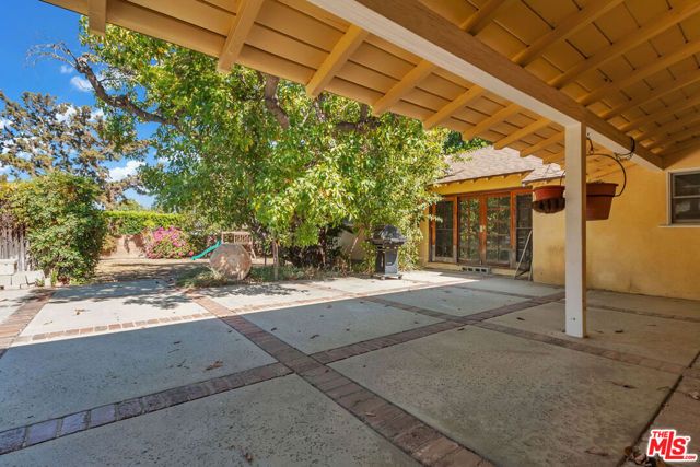9322 Lasaine Avenue, Los Angeles, CA 91325