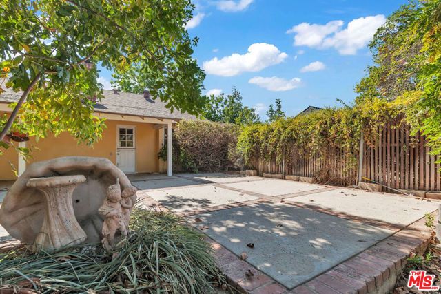 9322 Lasaine Avenue, Los Angeles, CA 91325