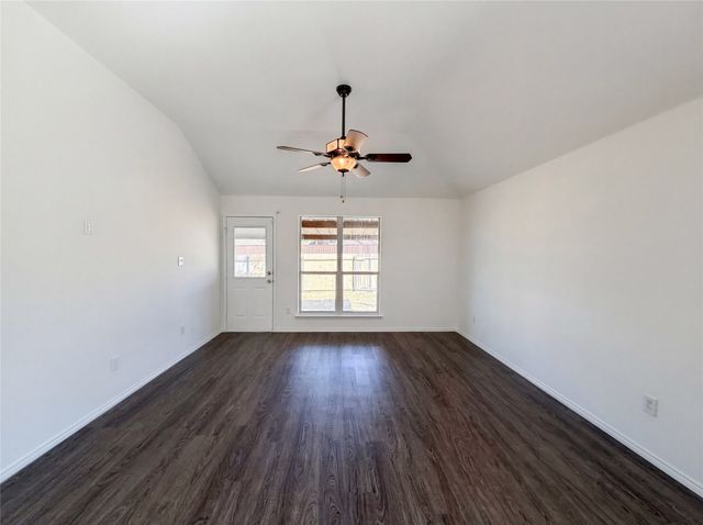 105 Kings Way Drive, Rhome, TX 76078