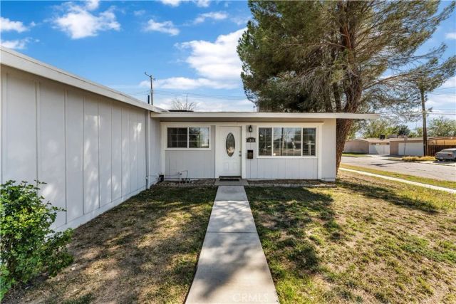 1046 W Avenue H6, Lancaster, CA 93534