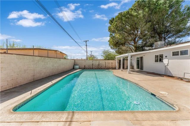 1046 W Avenue H6, Lancaster, CA 93534