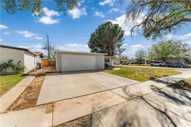 1046 W Avenue H6, Lancaster, CA 93534