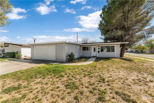 1046 W Avenue H6, Lancaster, CA 93534