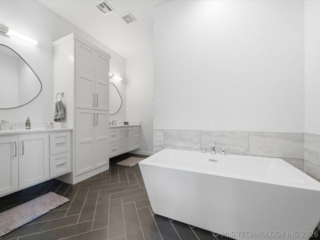 12722 S Maplewood Avenue E, Bixby, OK 74008