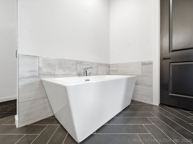 12722 S Maplewood Avenue E, Bixby, OK 74008