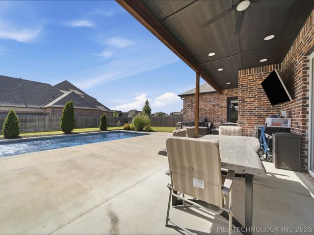 12722 S Maplewood Avenue E, Bixby, OK 74008