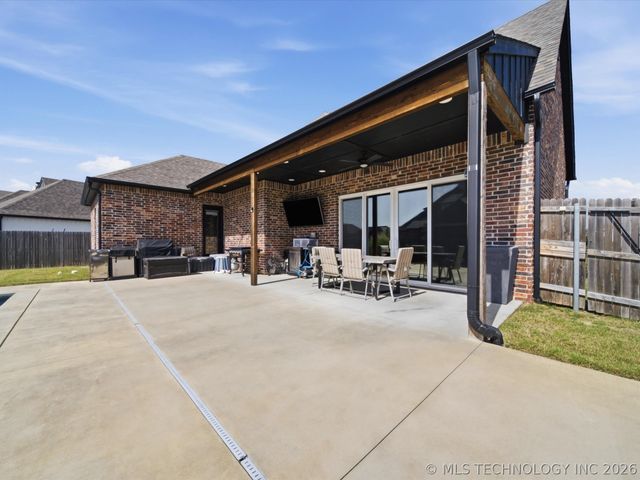 12722 S Maplewood Avenue E, Bixby, OK 74008