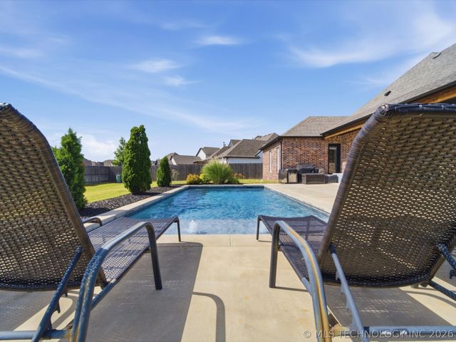 12722 S Maplewood Avenue E, Bixby, OK 74008