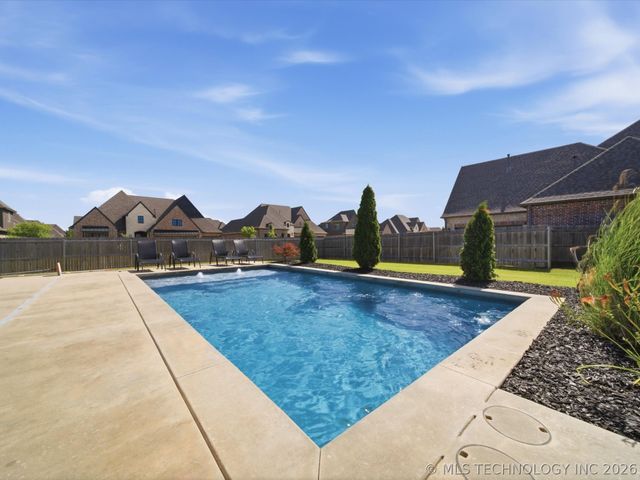 12722 S Maplewood Avenue E, Bixby, OK 74008