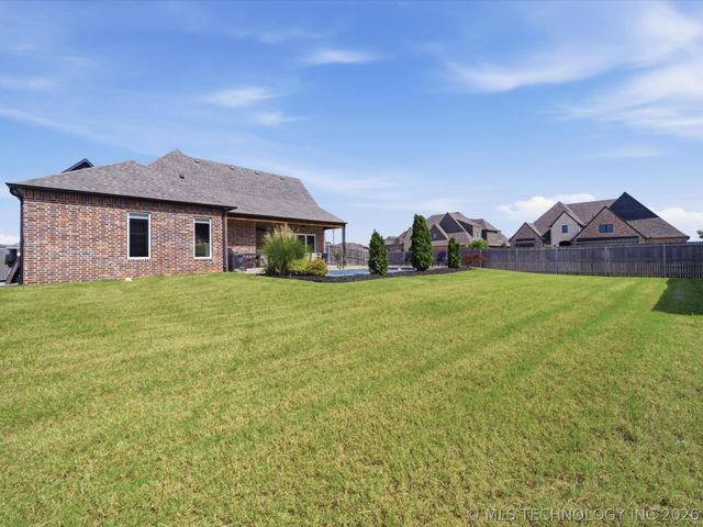 12722 S Maplewood Avenue E, Bixby, OK 74008
