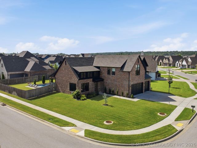 12722 S Maplewood Avenue E, Bixby, OK 74008