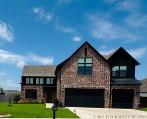 12722 S Maplewood Avenue E, Bixby, OK 74008