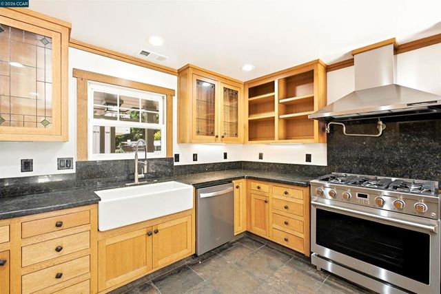 26929 Palomares Rd, Castro Valley, CA 94552