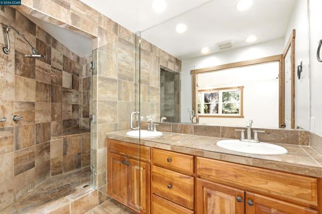26929 Palomares Rd, Castro Valley, CA 94552