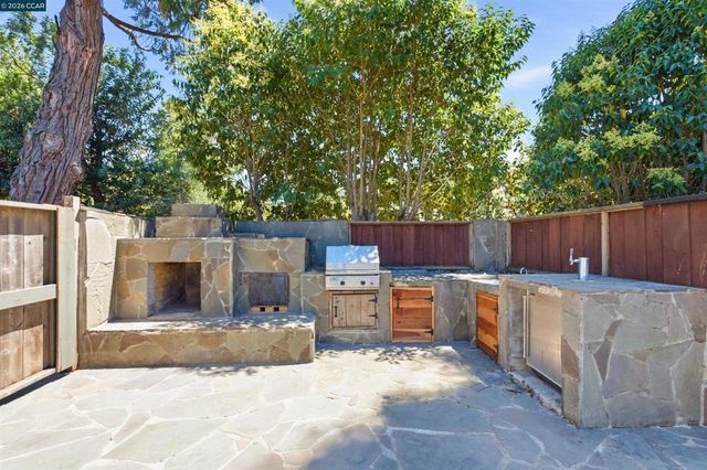26929 Palomares Rd, Castro Valley, CA 94552