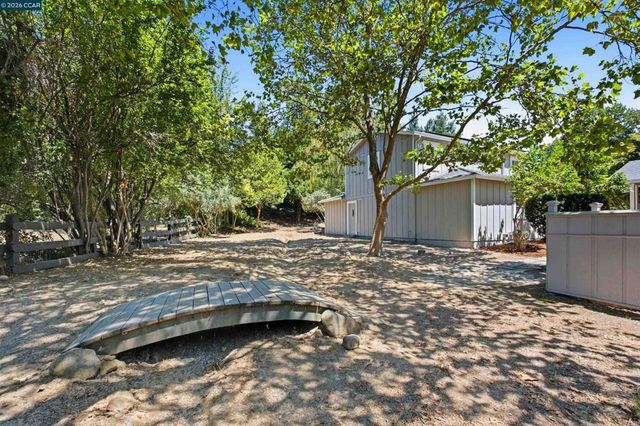 26929 Palomares Rd, Castro Valley, CA 94552