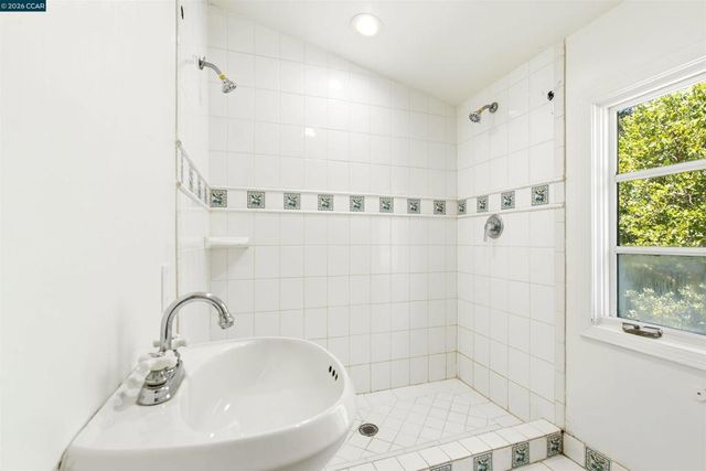 26929 Palomares Rd, Castro Valley, CA 94552