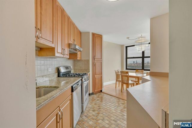 7004 Boulevard East 33D, Guttenberg, NJ 07093