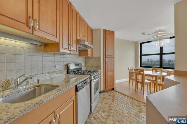 7004 Boulevard East 33D, Guttenberg, NJ 07093