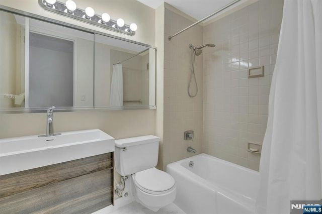 7004 Boulevard East 33D, Guttenberg, NJ 07093