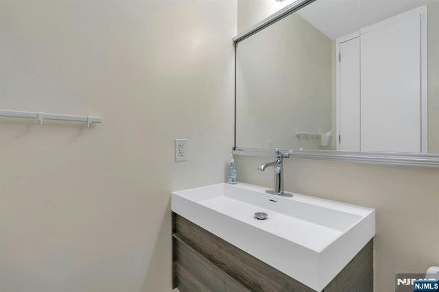 7004 Boulevard East 33D, Guttenberg, NJ 07093