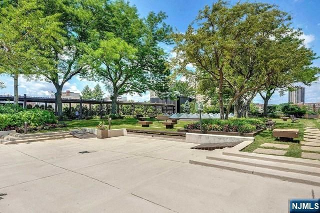 7004 Boulevard East 33D, Guttenberg, NJ 07093