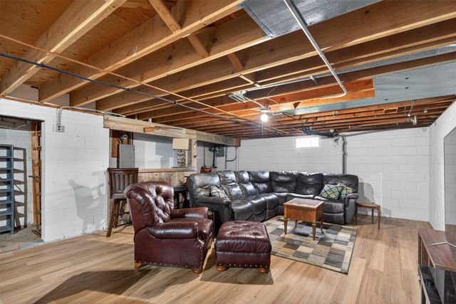 7323 Maple Drive, Urbandale, IA 50322