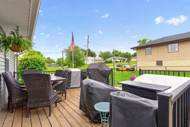 7323 Maple Drive, Urbandale, IA 50322
