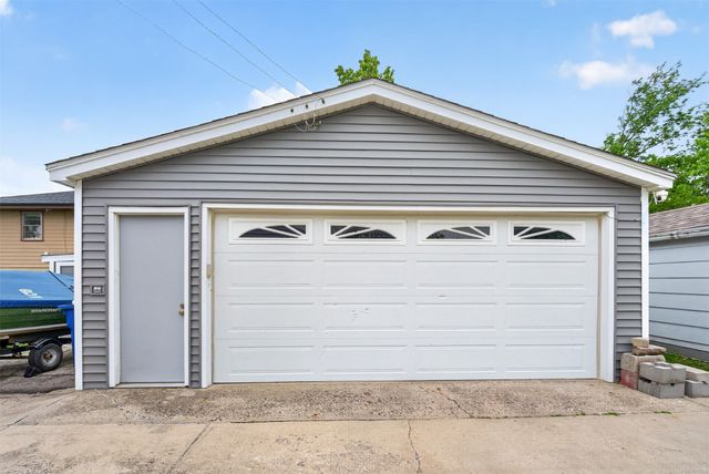 7323 Maple Drive, Urbandale, IA 50322