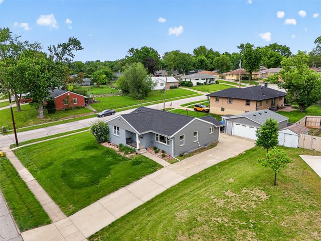 7323 Maple Drive, Urbandale, IA 50322