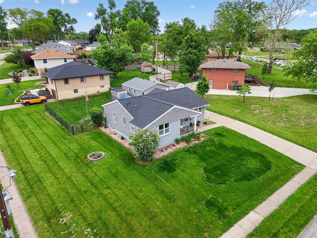 7323 Maple Drive, Urbandale, IA 50322