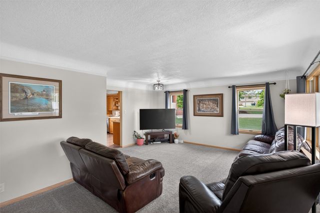 7323 Maple Drive, Urbandale, IA 50322