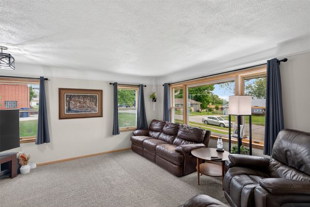 7323 Maple Drive, Urbandale, IA 50322