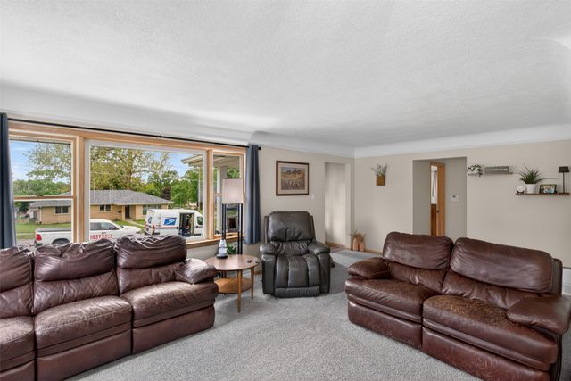 7323 Maple Drive, Urbandale, IA 50322