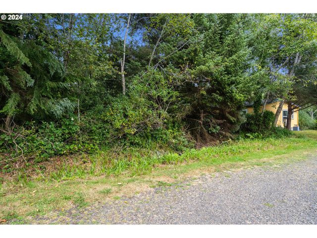 186 S NEPTUNE St, Rockaway Beach, OR 97136